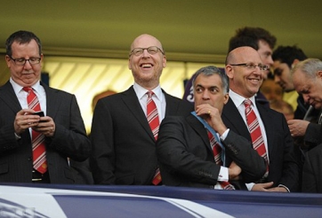 Nhà Glazer phải ‘bán máu’ để trả nợ cho Man Utd